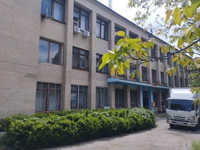 Вінницька обл., Гайсинський р-н, селище Чечельник, вул. Свято-Михайлівська, 2. Оренда – приміщення 1-го поверху адмінбудівлі площею 96,4 кв.м. (В)