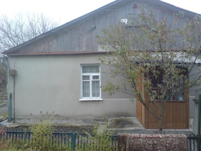 Рівненська обл.,  м. Острог, вул. Древлянська, 21. Оренда – приміщення цокольного та 1-го поверху площею 73,20 кв.м.