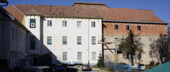 Івано-Франківська обл., Калуський район, смт. Рожнятів, площа Єдності, 9;   Оренда – приміщення 3-го поверху площею 100,8 м.кв. (В)