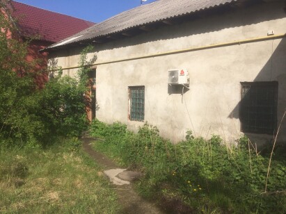 Закарпатська обл., Хустський р-н., с. Вишково, пл. Червона, 6. Оренда – приміщення на 1-му поверсі площею 26,30 кв.м. (В)