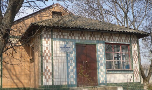 Кіровоградська обл., Новоукраїнський р-н, с. Тишківка, вул. М. Грушевського, 21. Оренда –  комплекс будівель площею 853,00 кв.м. (В)