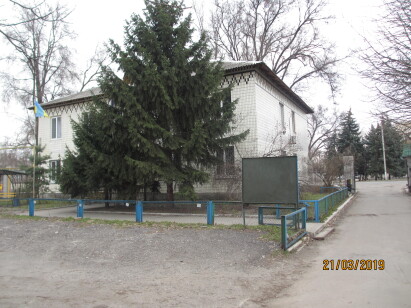 Дніпропетровська обл., м. Новомосковськ, вул. Сучкова, 64. Оренда – приміщення 2-го поверху площею 25,4 кв.м. (В)