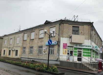 Рівненська обл., Рівненський р-н., м. Здолбунів, вул. Б.Хмельницького, 7. Оренда – приміщення підвалу, 2 поверху та надвірної будівлі загальною площею 661,4 кв.м. (В)