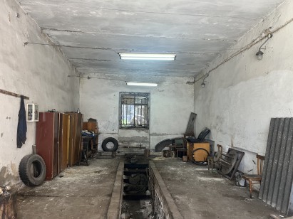 Рівненська обл., Вараський р-н, селище Зарічне, вул. Центральна, 6а. Оренда – група приміщень гаража площею 92,30 кв.м (В)