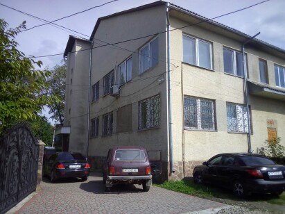 Івано-Франківська обл., Калуський р-н, смт. Перегінське, вул. Січових Стрільців, 10. Оренда – приміщення 1-го поверху площею 68,1 кв.м. (В)