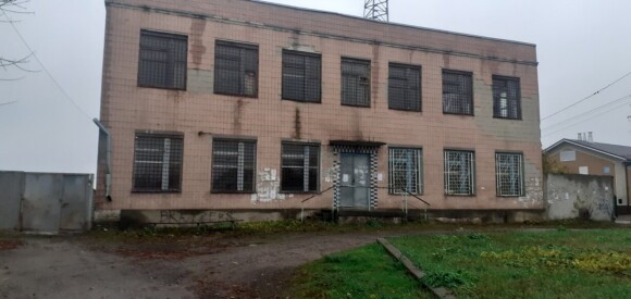 Харківська обл., Харківський р-н, смт. Вільшани, вул. Центральна, 18 . Оренда – приміщення 1-го поверху площею 153,40 кв.м. (В)