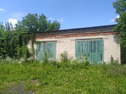 Рівненська обл., Рівненський р-н, с. Великі Межирічі, вул. Гагаріна, 12 . Оренда –  приміщення гаражів загальною площею 123 кв.м. (В)