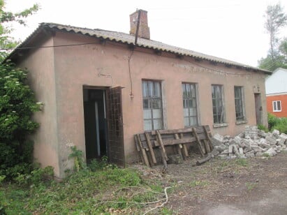 Сумська обл., Конотопський р-н, с. Землянка, вул. Центральна, буд. 49;   Оренда – нежитлове приміщення площею 18,7 кв.м. (В)