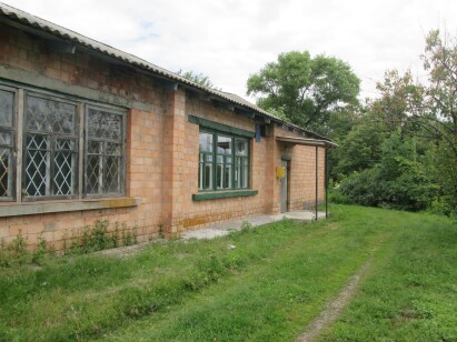 Сумська обл., Конотопський р-н., с. Пекарі, вул. Центральна, буд. 1. Оренда – нежитлова будівля площею 123,20 кв.м. (В) 