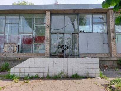 ДОВГОСТРОКОВА ОРЕНДА! Дніпропетровська обл., м. Дніпро, вул. Сірка, 43а. Оренда – приміщення 1-го, 2-го поверхів адмінбудівлі та гараж загальною площею 1117,70 кв.м. (П)