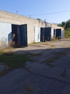 Дніпропетровська обл., смт Петриківка, вул. Петра Калнишевського, 52;  Оренда – комплекс будівлі гаражів загальною площею 127,00 кв.м. (В)