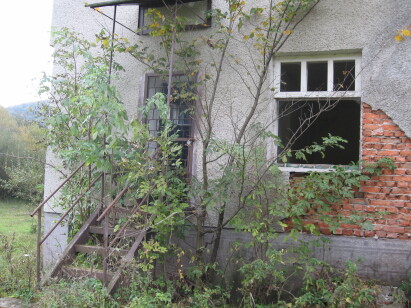 Закарпатська обл., Мукачівського р-н., с. Дусино, вул. Миру, 156а. Оренда – приміщення 1-го поверху площею 12,4 кв. м (В)