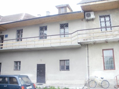 Львівська обл., м. Ходорів, вул. Грушевського, 23. Оренда – приміщення першого поверху двоповерхової нежитлової будівлі площею 35,70 кв. м. (В)