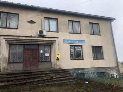 Львівська обл. Золочівський р-н, селище Підкамінь, вул. Незалежності, 48.Оренда – приміщення першого поверху площею 65,10 кв. м (В)