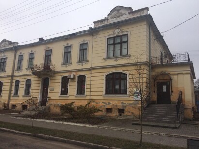 Львівська обл., м. Жовква, вул. Воїнів УПА, 3. Оренда – приміщення 2-го поверху площею 163,9 кв. м (В)