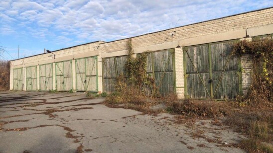 Сумська область, Конотопський р-н, м. Буринь, вул. Першотравнева, буд. 5;  Оренда – приміщення гаражу площею 69,50 кв. м. (В)