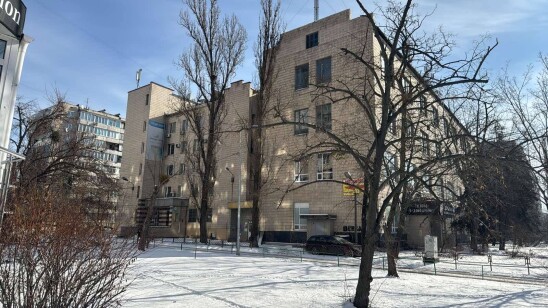 м. Київ, бульвар Амвросія Бучми, 5 (Дніпровський р-н), літ. «А». Оренда – частина нежилої будівлі літ. «А», приміщення підвалу, 1,2,3 та 5 поверхів площею 1512,80 кв.м. (В)