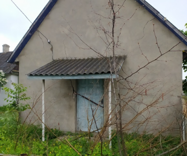 Рівненська обл., Вараський р-н., с. Стара Рафалівка, вул. Центральна, 26а;   Оренда – будівля загальною площею 32 кв.м. (В)