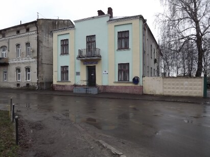 Львівська обл., м. Кам’янка-Бузька, вул. Грушевського, 15;  Оренда – приміщення 1-го поверху площею 14,20 кв. м. (В)