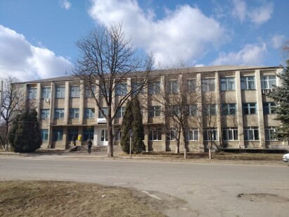 Вінницька обл., м. Ямпіль, вул. Свободи, 122;   Оренда – приміщення 1 поверху нежитлової будівлі площею 103,4 кв.м. (В)