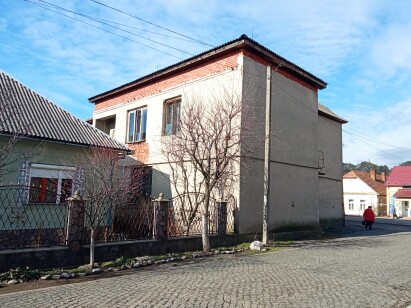 Закарпатська обл., Мукачівський р-н, с. Чинадійово, вул. Волошина, 63. Оренда – приміщення 2-го поверху площею 69,8 кв.м. (В)