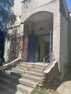 Полтавська обл., Кременчуцький район, м. Кременчук, вулиця Л. Дніпрова, 70;  Оренда – приміщення 1-го поверху загальною площею 233,20 кв.м. (В)