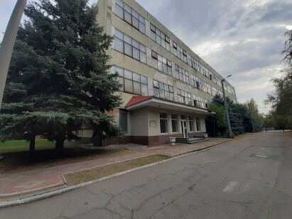 ДОВГОСТРОКОВА ОРЕНДА! Дніпропетровська обл., м. Дніпро, вул. Будівельників, 34. Оренда – нежитлова будівля площею 6273,70 кв.м (В)