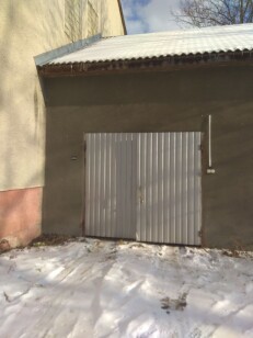 Івано-Франківська обл., Івано-Франківський р-н, смт. Солотвин, вул. Чорновола, 9;  Оренда – приміщення гаражів-складів, площею 27,2 м.кв (В)