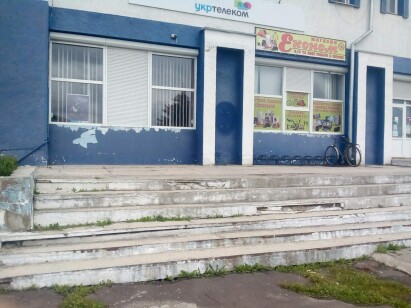 Рівненська обл., Сарненський р-н., смт. Рокитне, вул. Незалежності, 9. Оренда – приміщення 1 - го та 4 – го поверхів, загальною площею 63,4 кв.м (В)