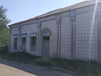 Харківська обл., Красноградський р-н, смт. Сахновщина, вул. Поштова, 6. Оренда – приміщення одноповерхової будівлі (бувший радіовузол) площею 57,7кв.м. (В)