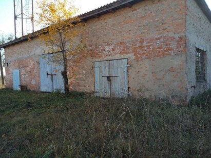 Чернігівська обл., смт. Любеч, вул. Миру,30. Оренда – гаражні приміщення площею 106,3 кв. м (В)
