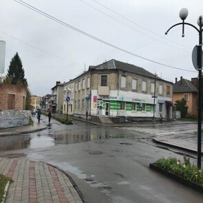 Рівненська обл., м. Здолбунів, вул. Б. Хмельницького, 7.Оренда – приміщення підвалу, 2-го поверху та надвірної будівлі площею 661,4 кв.м.(В)