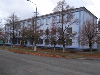 Чернігівська обл., м. Сновськ, вул. Миру, 51-А;  Оренда – приміщення 1-го поверху площею 64,8 кв.м. (В)