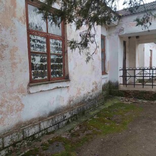 Дніпропетровська обл, Нікопольський р-н, с. Лошкарівка, вул. Центральна, 2А. Оренда – будівля загальною площею 106,50 кв.м (В)