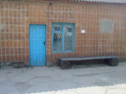 Рівненська обл., смт. Володимирець  вул. Поштова ,23. Оренда – приміщення 1-го  поверху загальною площею 80,5 м.кв. (В)