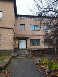 Полтавська обл., Миргородський р-н, смт. Велика Багачка, вулиця Чекалових, 17;  Оренда – приміщення 2-го поверху загальною площею 29,00 кв.м. (В)