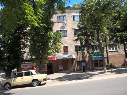 Харківська обл., м. Ізюм,  вул. Соборна, 37. Оренда – приміщення 2-го поверху площею 64,0 кв.м.