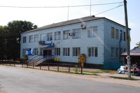 Вінницька обл., смт. Чернівці вул. Святомиколаївська, 182. Оренда – приміщення 1-го поверху площею 12,8 кв.м. (В)