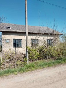 ПРОДАЖ! Нежитлові будівлі, Івано-Франківська обл., смт. Обертин, вул. Маковея, 41.