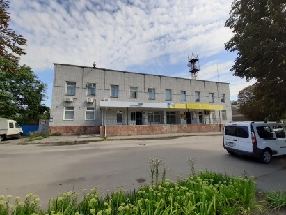 Дніпропетровська обл, смт. Петриківка, пр. Петра Калнишевського, 52.Оренда – приміщення 1-го поверху загальною площею 102,60 кв.м (В)