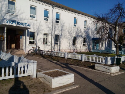 Чернігівська обл., Прилуцький р-н, с-ще Варва, вул. Шевченка, 39. Оренда – офісні приміщення 2- го поверху площею 68,90 кв.м (В)