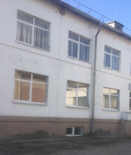 Рівненська обл., Вараський р-н. смт. Володимирець  вул. Поштова, 23. Оренда – приміщення 1-го поверху площею 52,8 кв.м. (В)