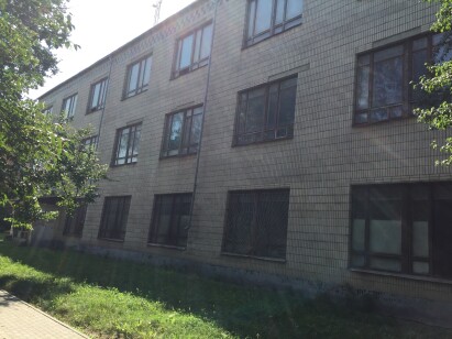 Сумська обл., м. Суми, вул. Нижньосироватська, 64. Оренда – офісні приміщення 2-го поверху площею 34,70 кв. м. (П)