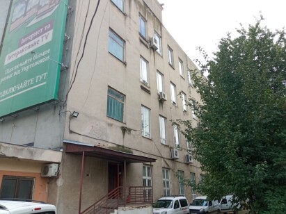 Закарпатська обл., м. Ужгород, пл. Кирила та Мефодія, 4. Оренда – приміщення на 1-му поверсі площею 38,8 кв. м (В)