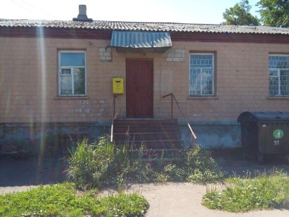 Чернігівська обл., м. Новгород-Сіверський, вул. Вокзальна, 9а;    Оренда – нежитлове приміщення 1-го поверху, площею 44,75 кв.м. (В)