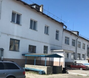 Рівненська обл., Вараський р-н. смт. Володимирець  вул. Поштова, 23. Оренда – приміщення 1-го поверху площею 52,8 кв.м. (В)