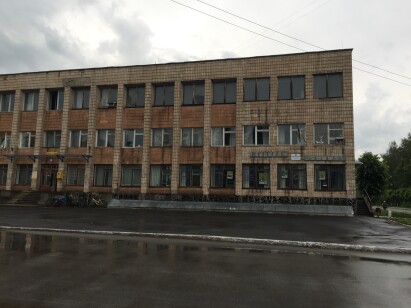 Сумська обл., Шосткинський район, смт. Ямпіль, бульвар Ювілейний, буд. 2;  Оренда – офісні приміщення 1-го поверху площею 82,80 кв.м. (В)