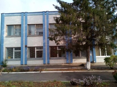 Полтавська обл., Полтавський р-н, с-ще. Покровське, вул. Освітянська, 8;   Оренда – приміщення 1-го поверху площею 17,5 кв.м. (В)