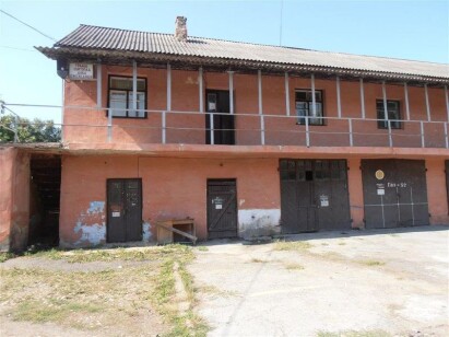 ДОВГОСТРОКОВА ОРЕНДА! Вінницька обл., м. Могилів-Подільський, вул. Острівська, 75, оренда – будівля: офісні, складські приміщення та гаражі площею 205,6 кв.м. (В)