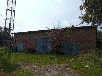 Чернігівська обл., смт. Любеч, вул. Миру,30.Оренда – гаражні приміщення площею 106,3 кв. м (В)